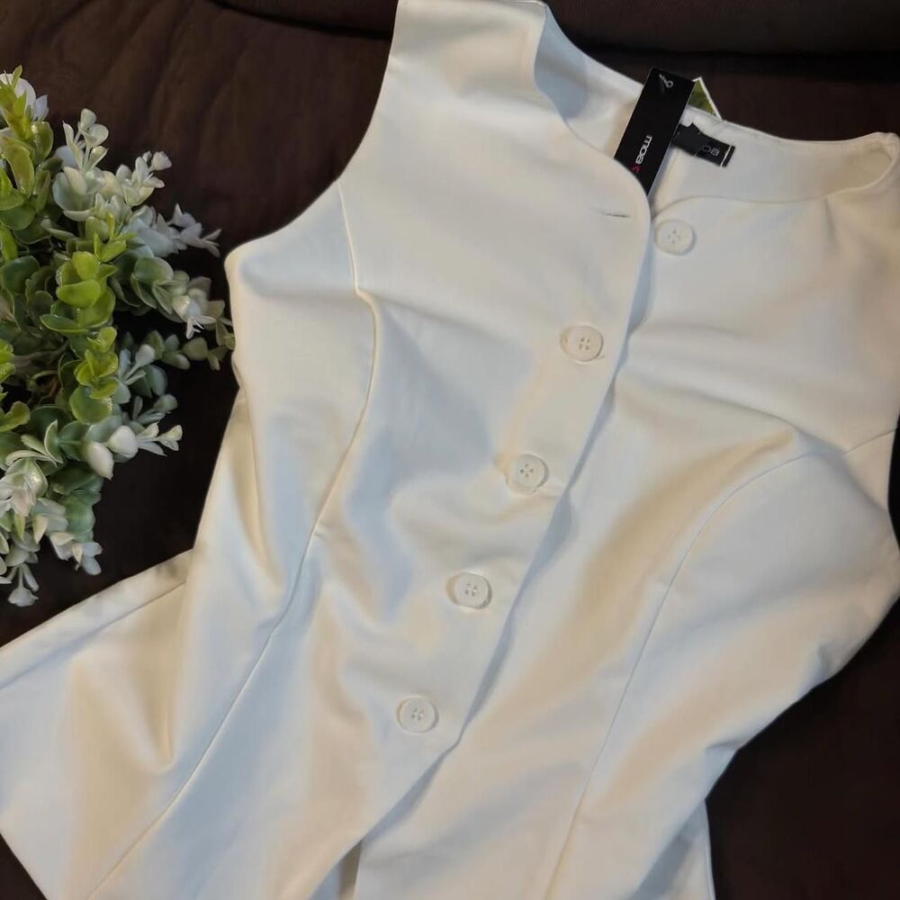 Moa-moa Women's White and Cream Gilet Carolyn Besset Kennedy style